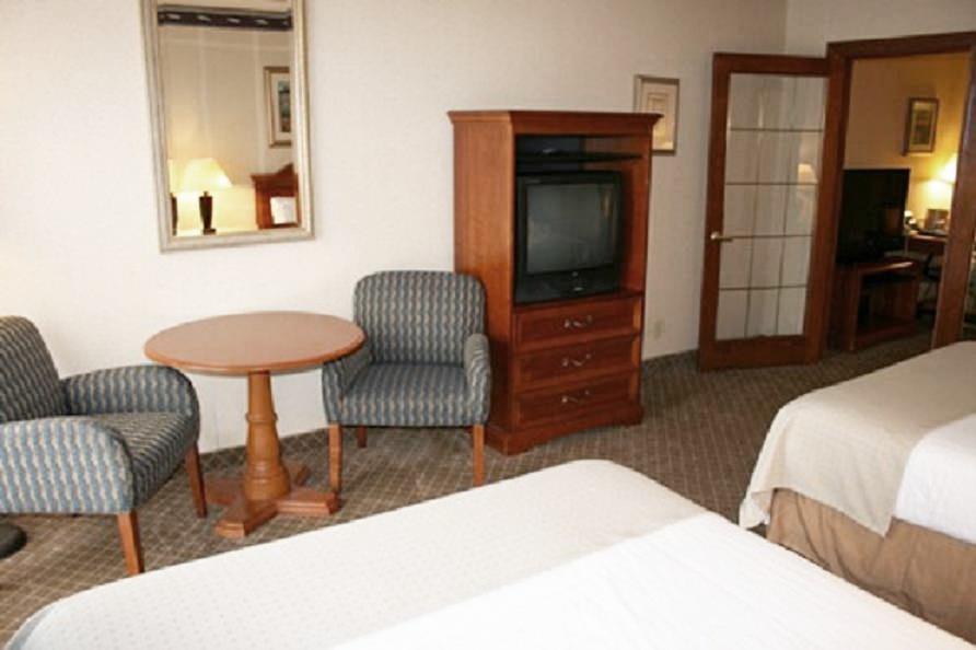 The Plaza Hotel & Suites Уинона Номер фото