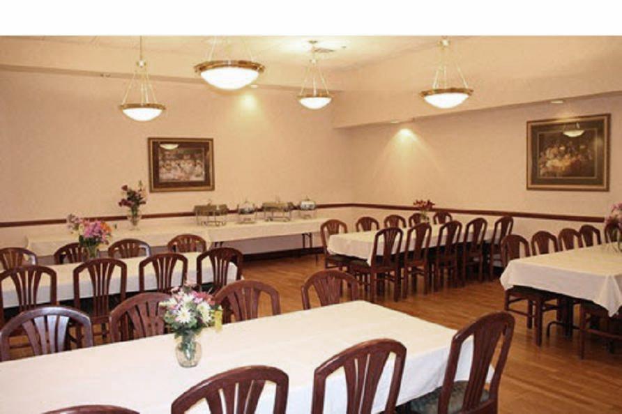 The Plaza Hotel & Suites Уинона Номер фото