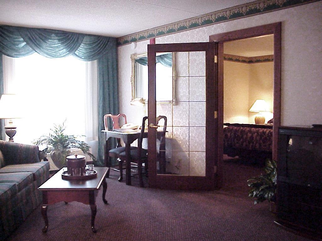 The Plaza Hotel & Suites Уинона Номер фото
