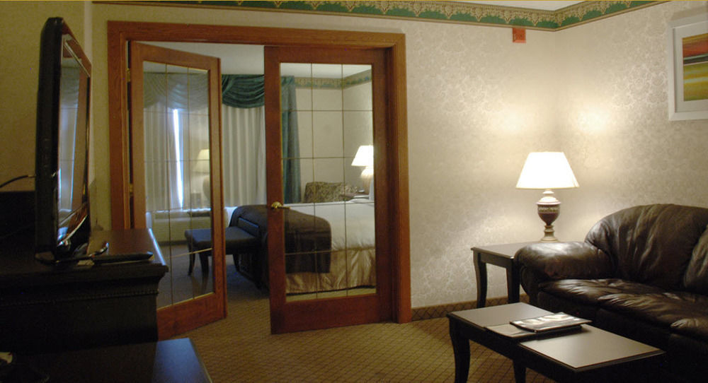 The Plaza Hotel & Suites Уинона Экстерьер фото
