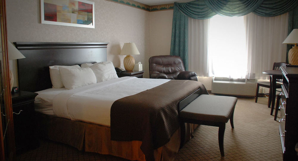 The Plaza Hotel & Suites Уинона Экстерьер фото